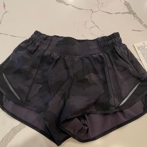 NWT Lululemon black camo hotty hot 2.5” shorts, Size 4